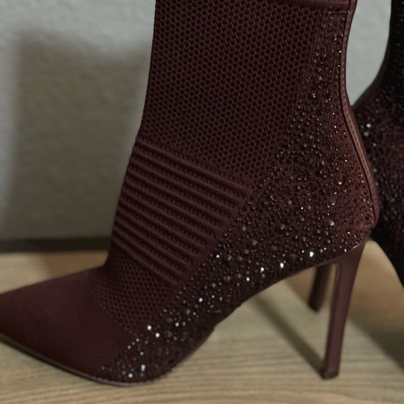 Steve Madden (sizes avail 7, 7.5 8)
Pull-on style
Color Burgundy - Picture 7 of 7